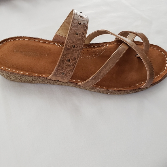 Avenue || Brown 8W Tooled Toe Loop Slide Sandals - Picture 2 of 5